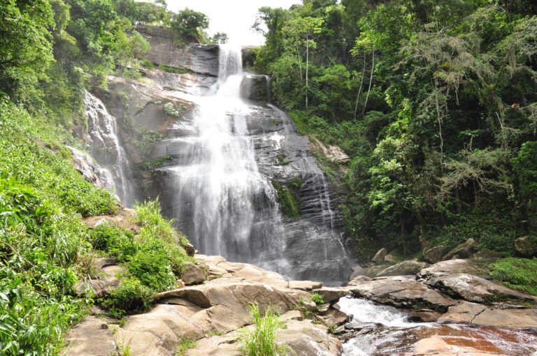 Magé: a primeira ferrovia do Brasil e a Cachoeira Véu da Noiva