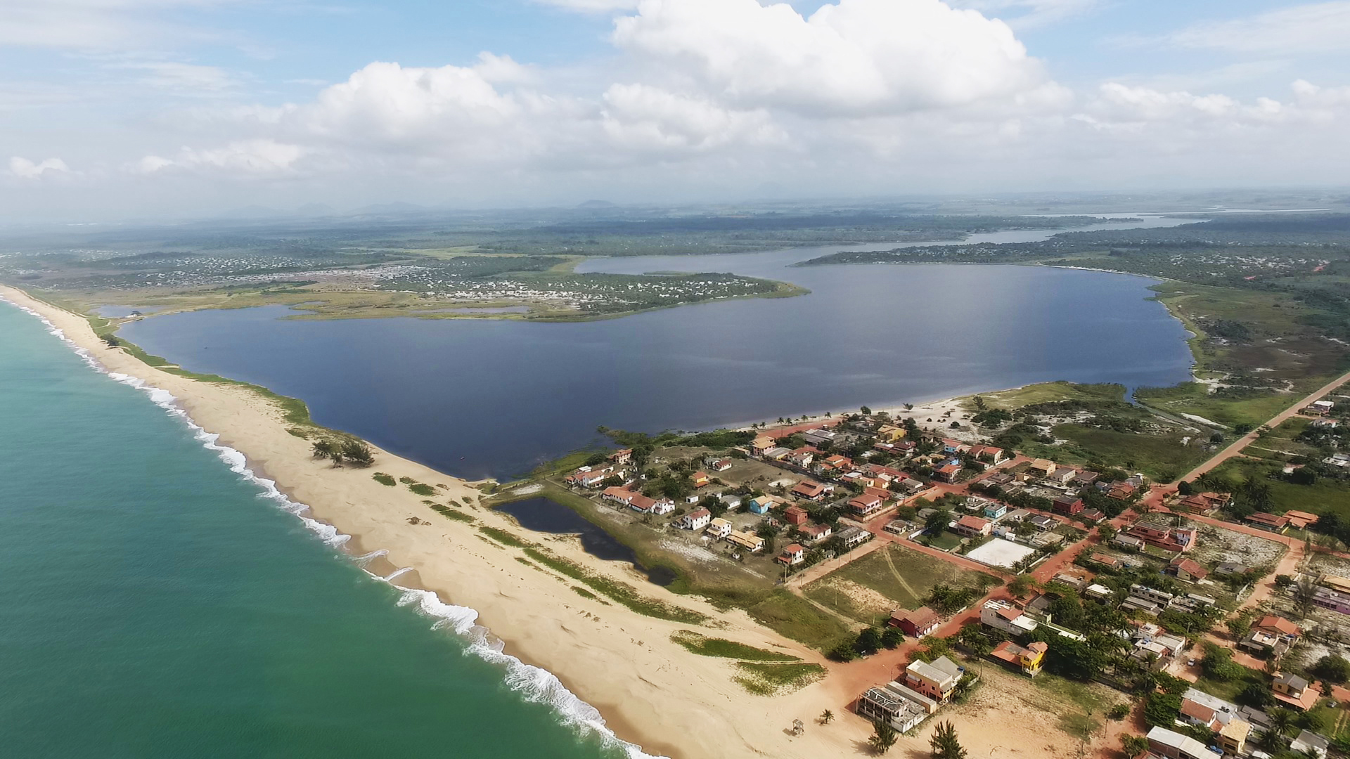 Carapebus: 12 km de praia e a restinga de Jurubatiba