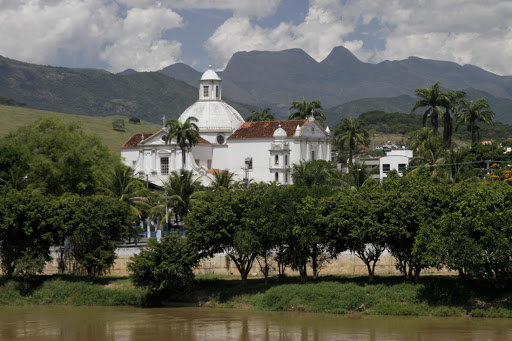 São Fidélis: a Basílica tropical e as cachoeiras do Desengano