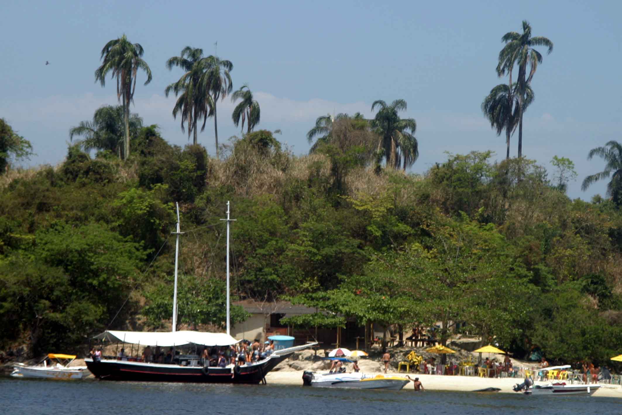 São Gonçalo: a Caverna de Santa Isabel e o tapete de sal de Corpus Christi