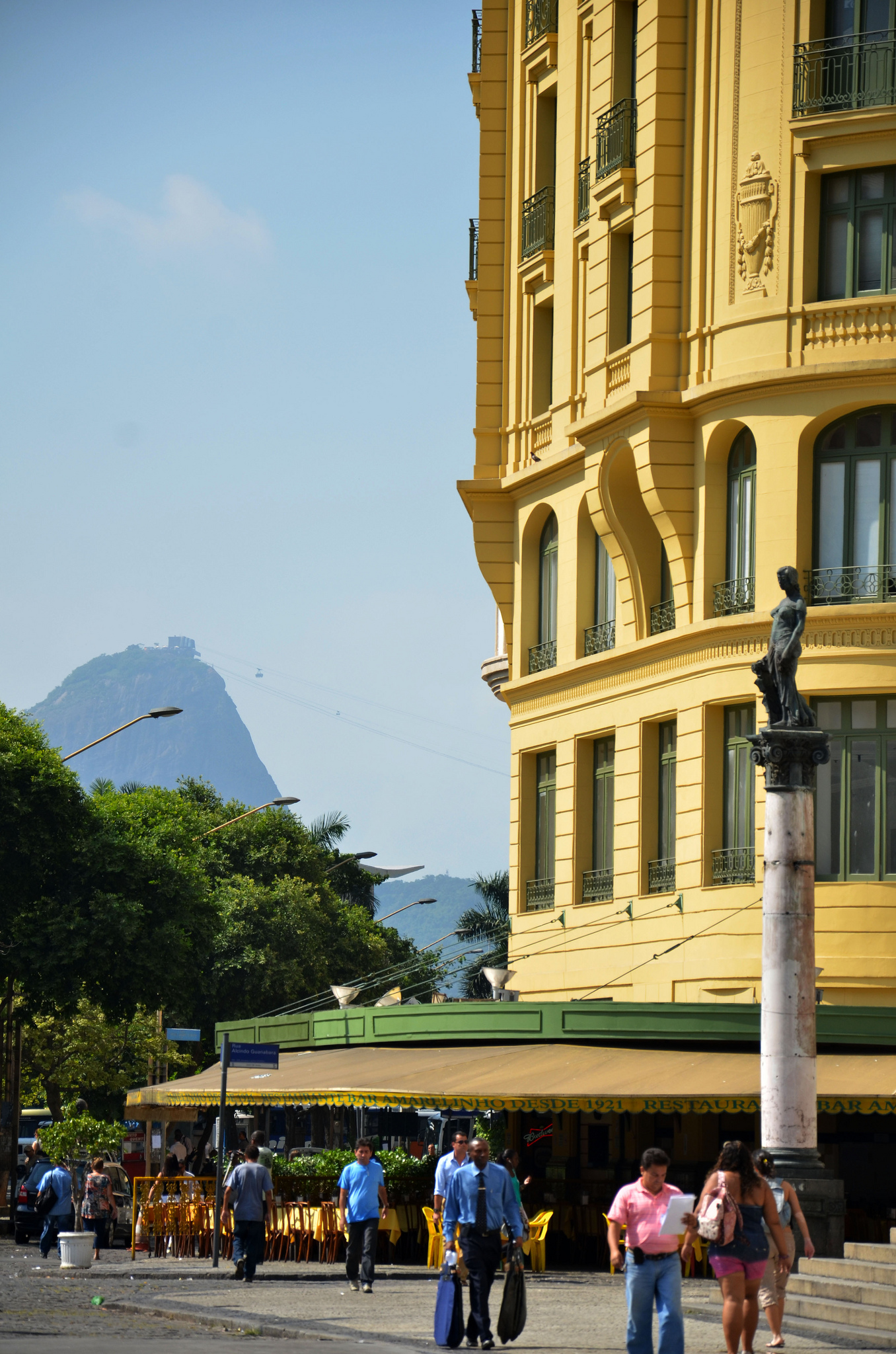 Amarelinho da Cinelândia: chope e história no Centro do Rio